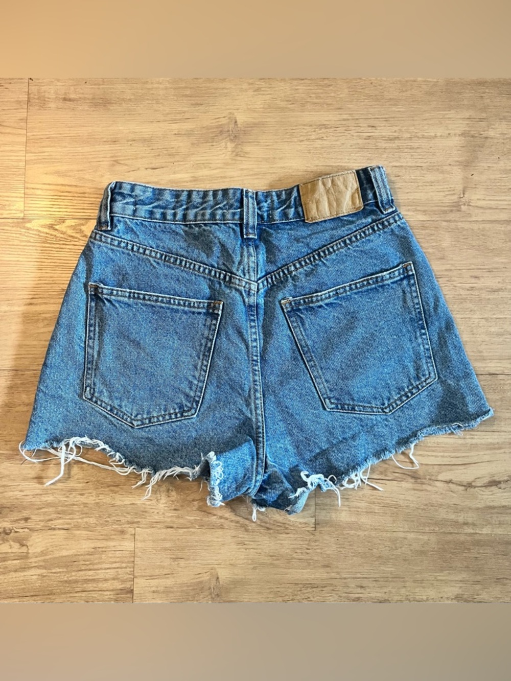 Cotton On Women’s Denim High Rise Mom Shorts | Distressed Cut-Off Jeans - Sz 4 - Picture 2 of 7